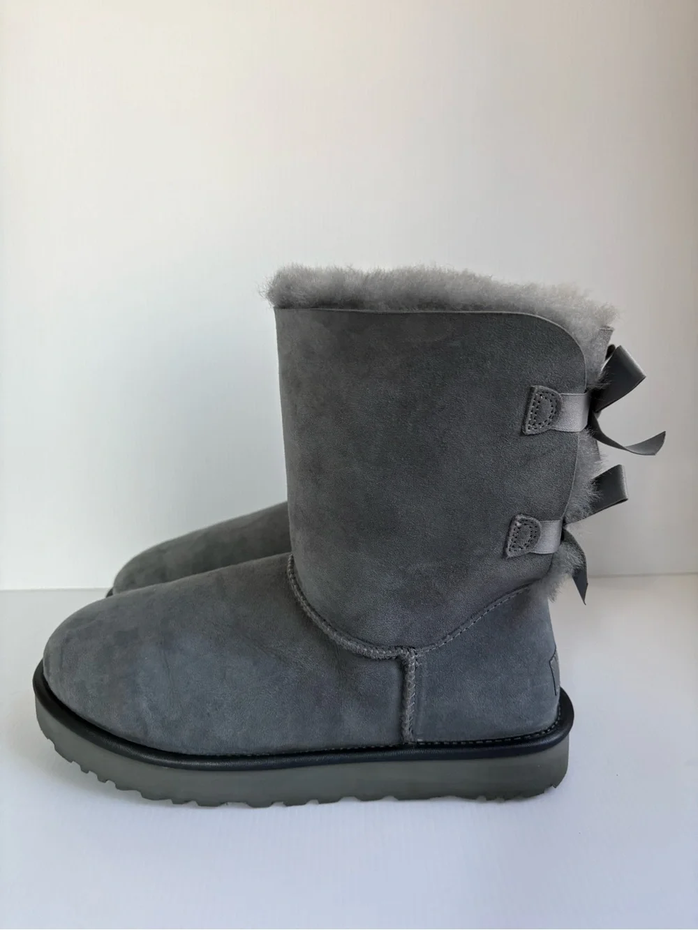 UGG Bailey Bow II Women's Boot  Gray Color Size 9 EUC